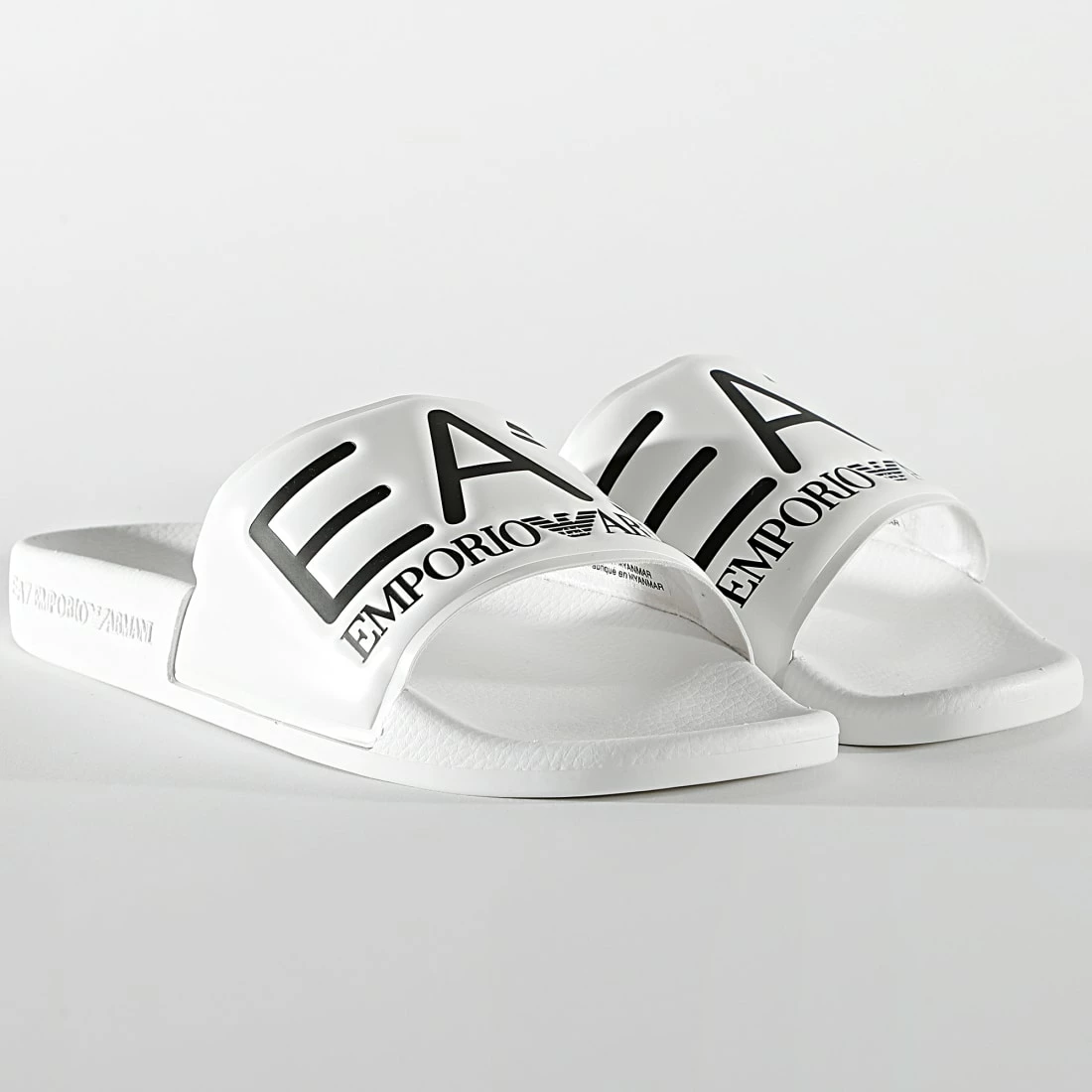 Grosses soldes 🔥 Claquettes XCP001-XCC22 White de EA7 Emporio Armani 🌟