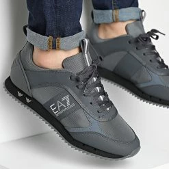 Grosses soldes ✨ Baskets X8X001-XK219 Iron Gate Black Silver de EA7 Emporio Armani 👏