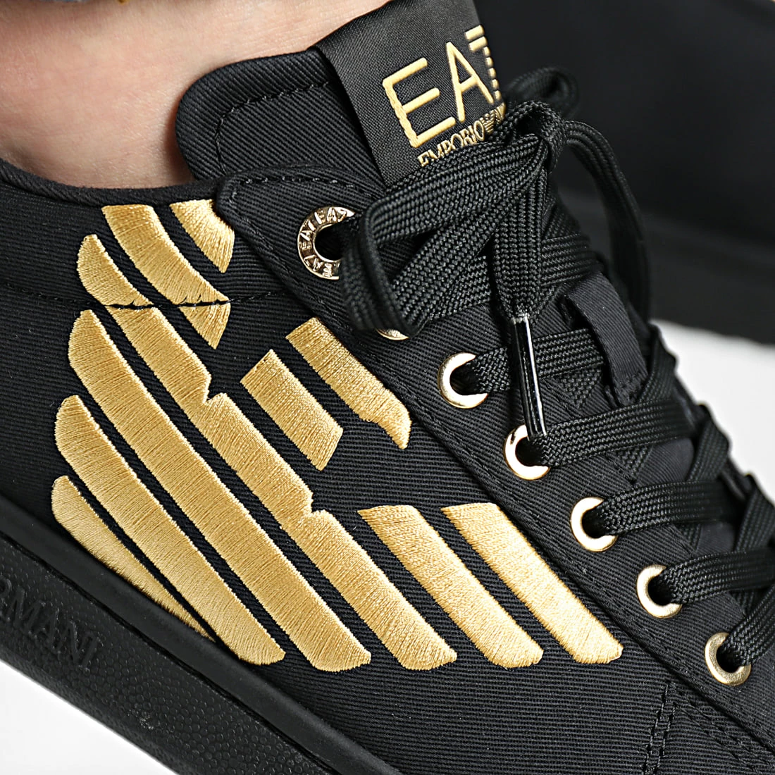 Le moins cher 🛒 Baskets X8X001-XK255 Triple Black Gold de EA7 Emporio Armani 🎉 – Image 2