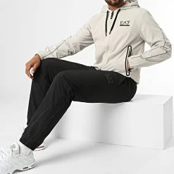 Promo 🎁 Ensemble Veste Zippée Capuche et Pantalon Jogging 6LPV01-PN6TZ Noir Beige de EA7 Emporio Armani 🌟