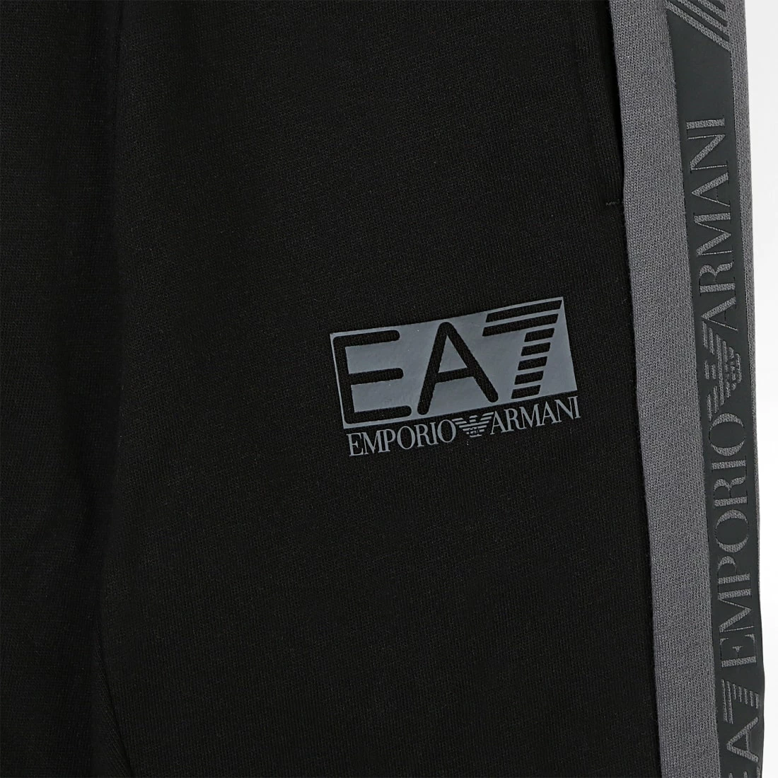 Tout neuf 🎁 Pantalon Jogging A Bandes Enfant 6LBP57-BJEXZ Noir de EA7 Emporio Armani ⭐ – Image 3